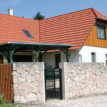 Sasfeszek Vendeghaz Hotell Zirc Exteriör bild