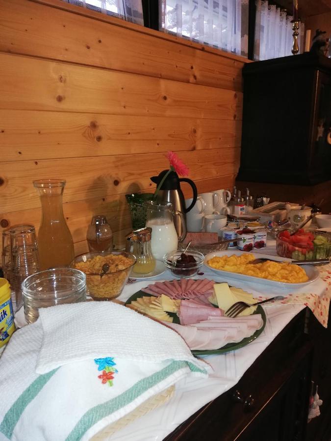 Sasfeszek Vendeghaz Hotell Zirc Exteriör bild