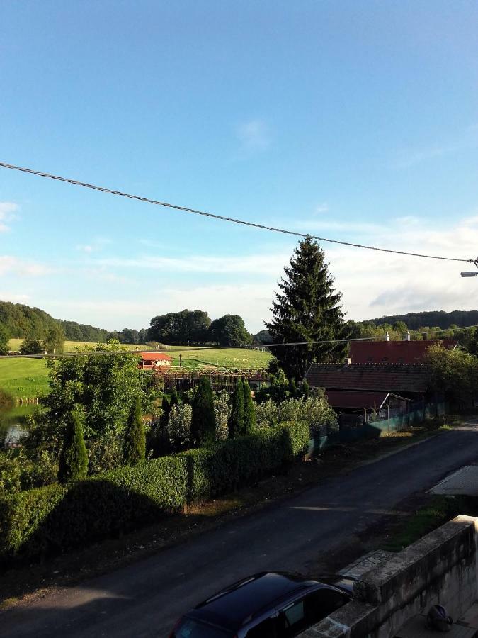 Sasfeszek Vendeghaz Hotell Zirc Exteriör bild