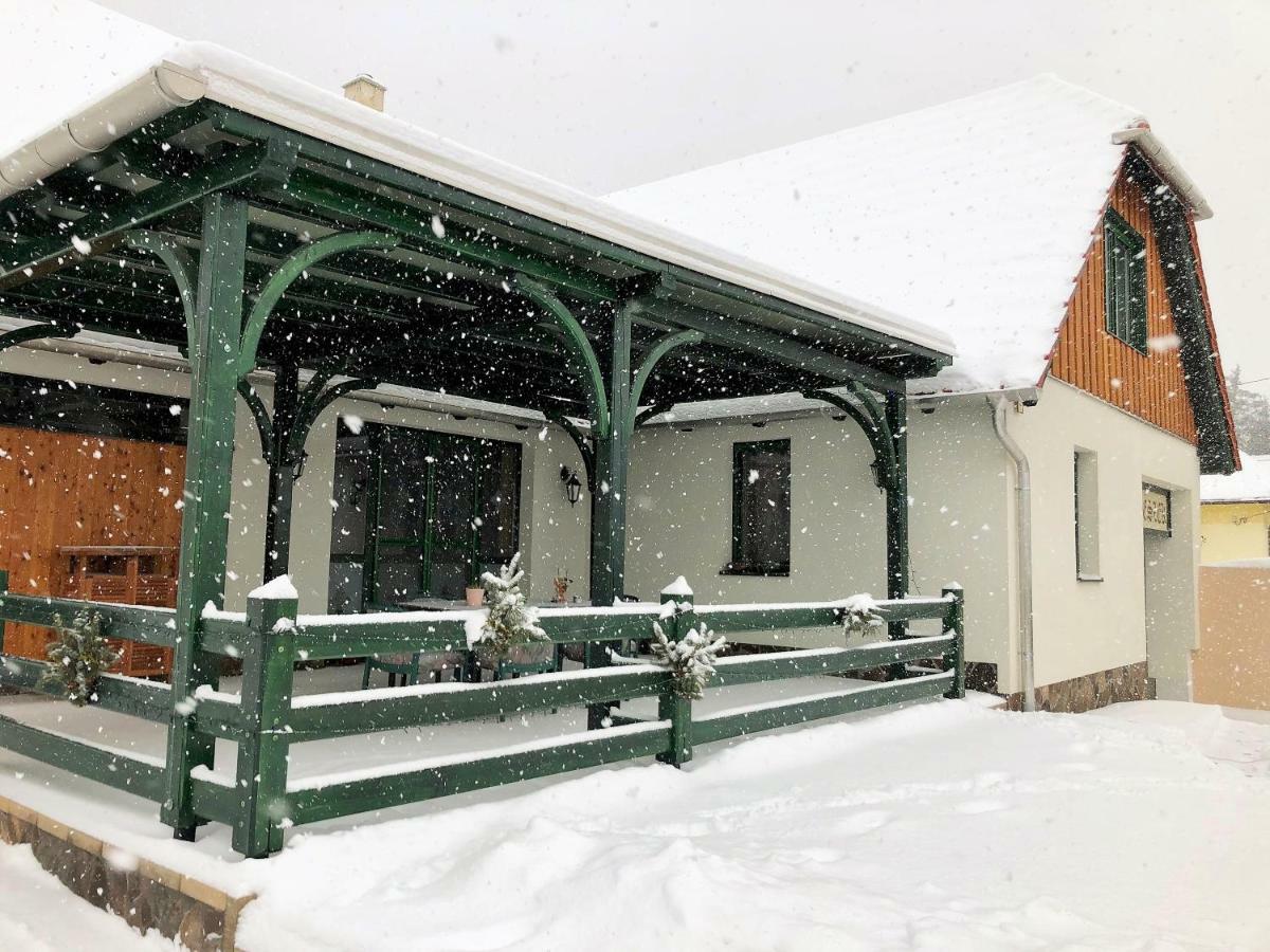 Sasfeszek Vendeghaz Hotell Zirc Exteriör bild
