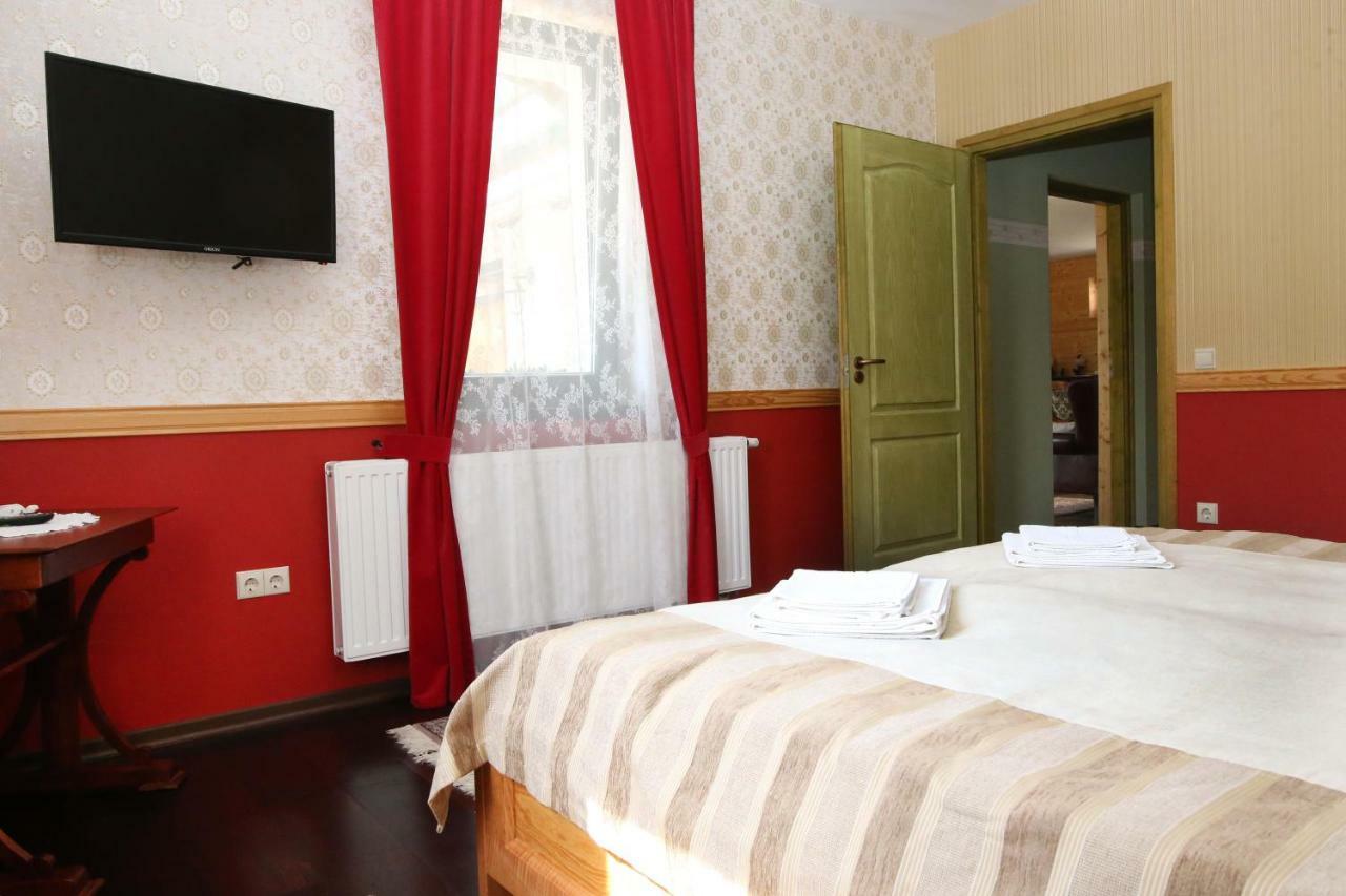 Sasfeszek Vendeghaz Hotell Zirc Exteriör bild