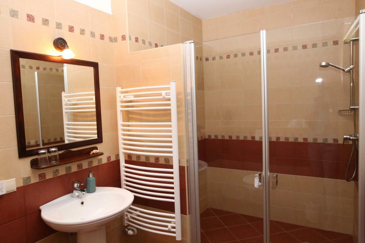 Sasfeszek Vendeghaz Hotell Zirc Exteriör bild