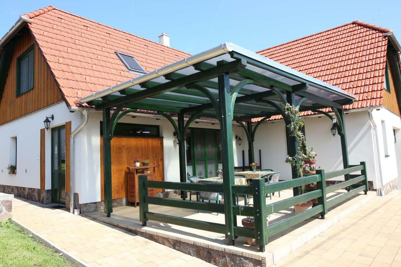 Sasfeszek Vendeghaz Hotell Zirc Exteriör bild