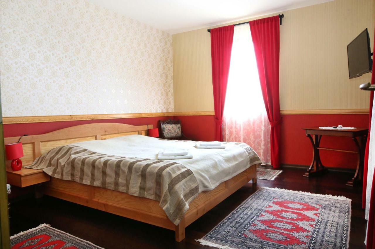 Sasfeszek Vendeghaz Hotell Zirc Exteriör bild