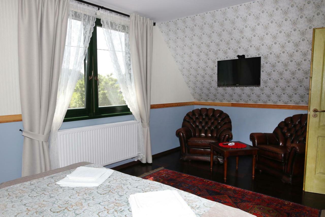 Sasfeszek Vendeghaz Hotell Zirc Exteriör bild