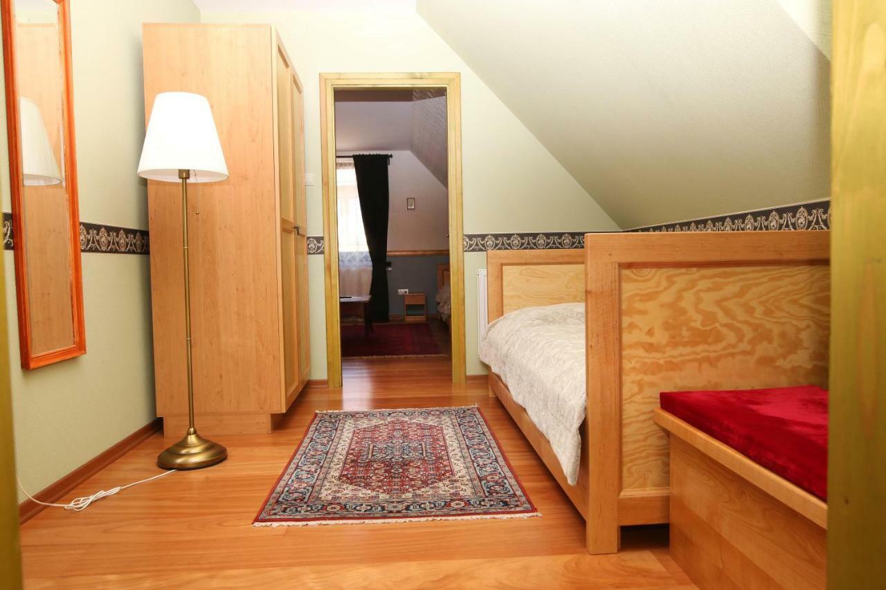 Sasfeszek Vendeghaz Hotell Zirc Exteriör bild