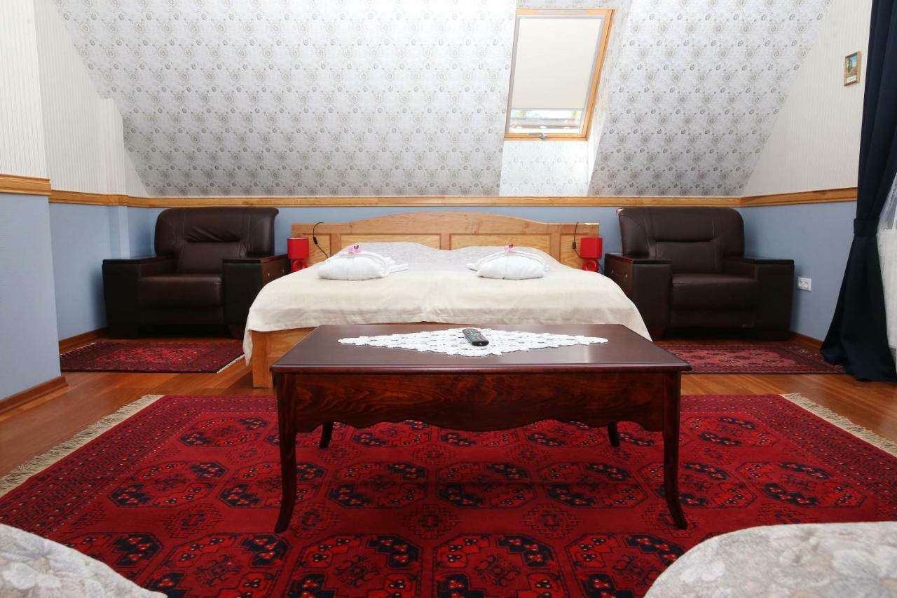 Sasfeszek Vendeghaz Hotell Zirc Exteriör bild