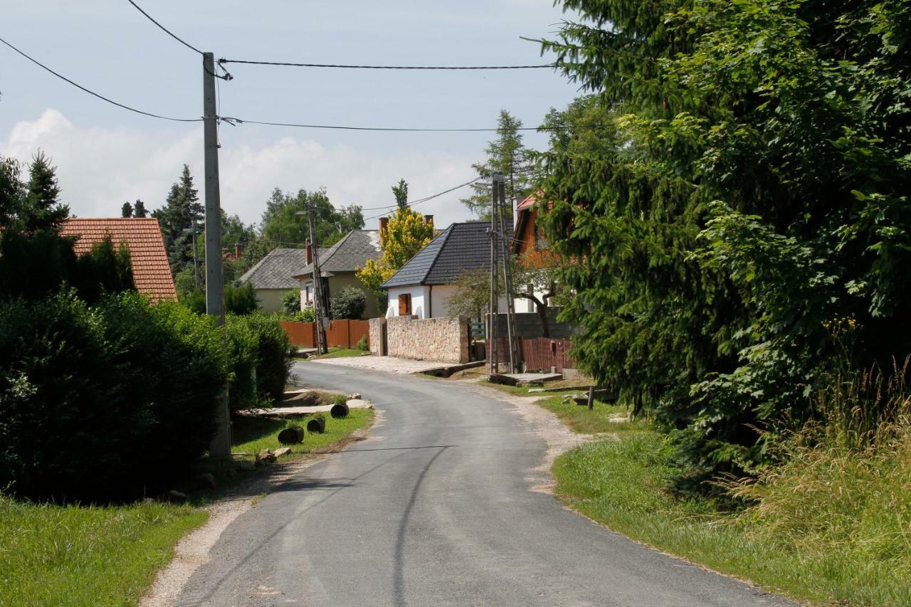 Sasfeszek Vendeghaz Hotell Zirc Exteriör bild