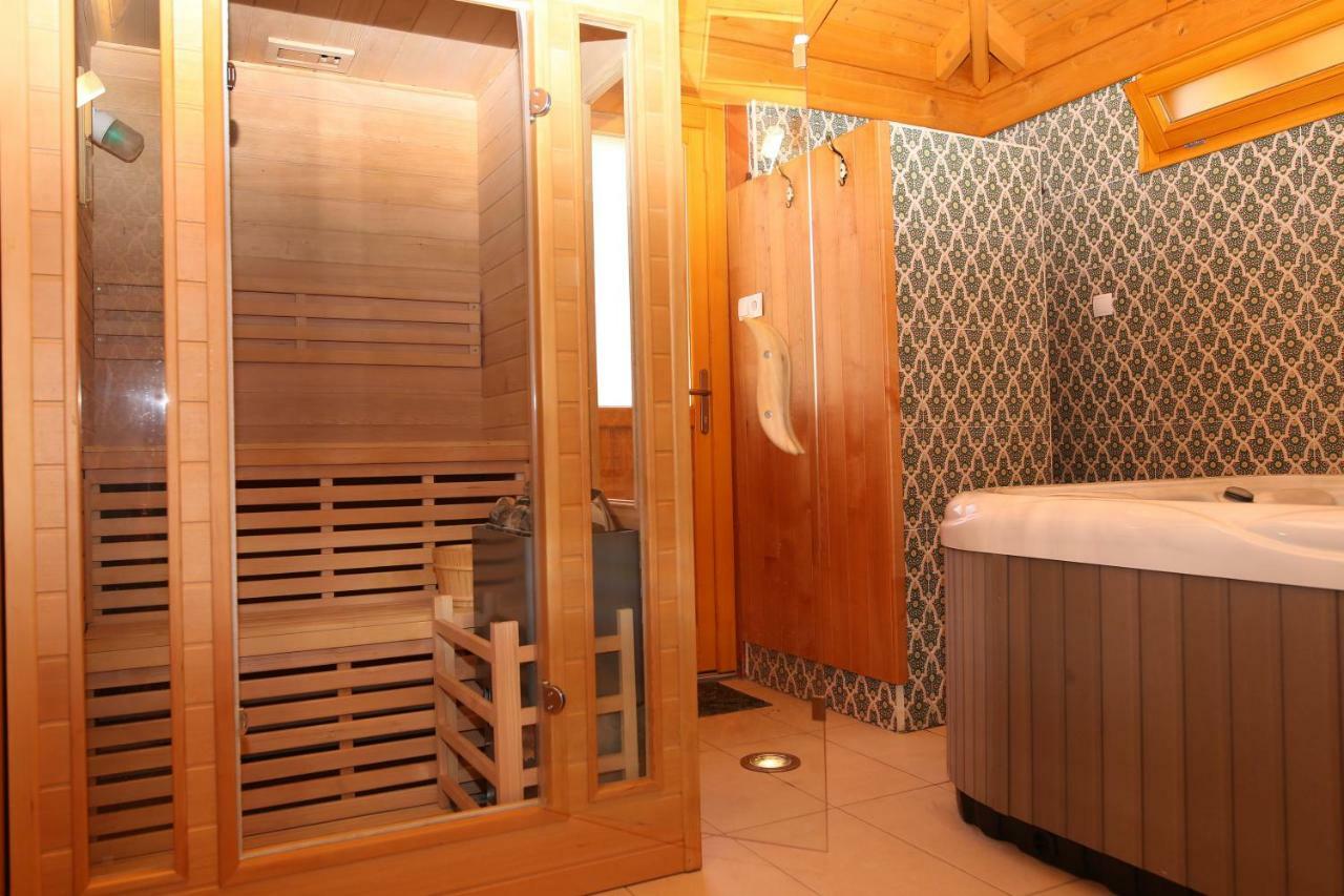 Sasfeszek Vendeghaz Hotell Zirc Exteriör bild