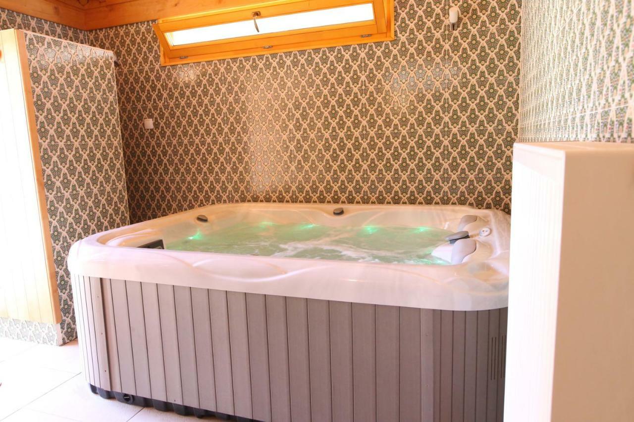 Sasfeszek Vendeghaz Hotell Zirc Exteriör bild