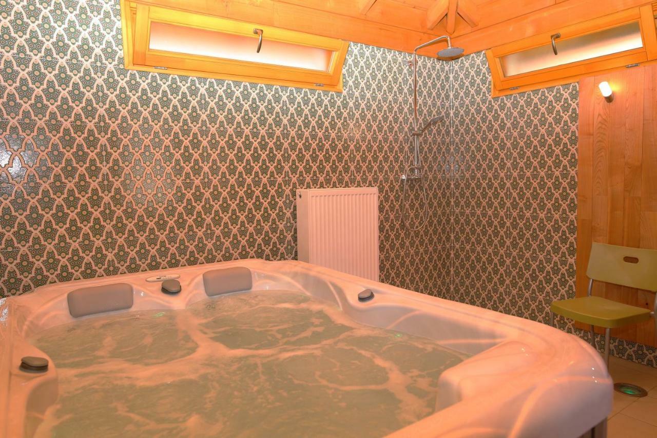 Sasfeszek Vendeghaz Hotell Zirc Exteriör bild